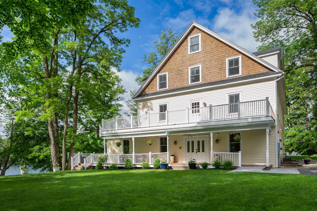 The Lakehouse Inn